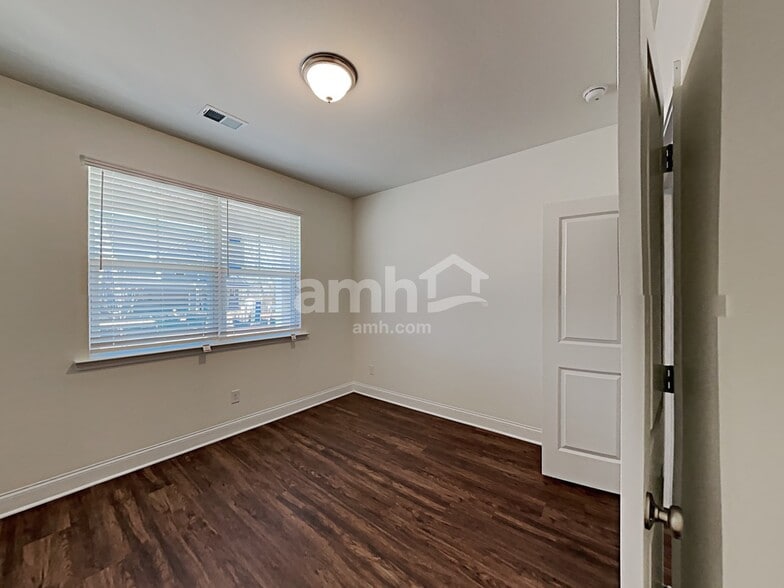 Building Photo - 7055 Creeksong Dr