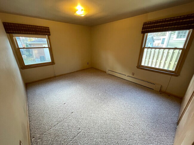 Building Photo - 664 Sprague St