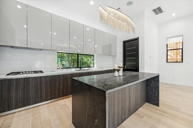 Building Photo - 713 Memorial Heights Dr