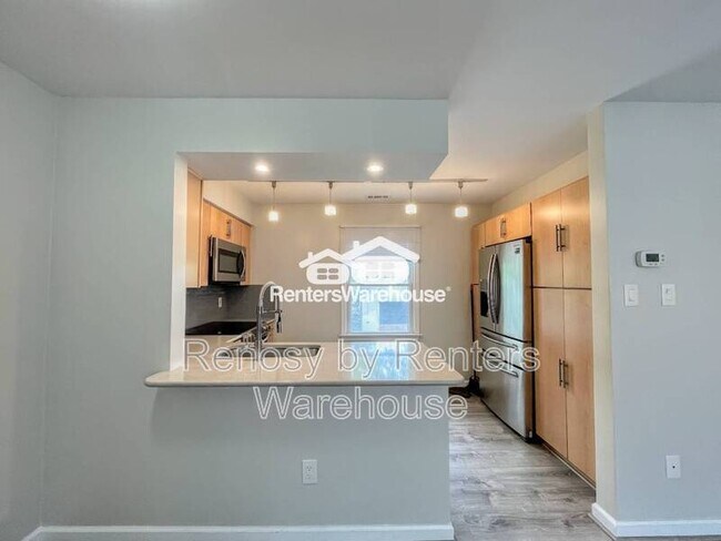 Building Photo - 527 W 20th St