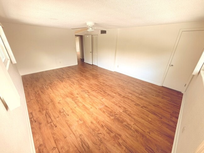 Building Photo - 8915 Silver Lake Dr