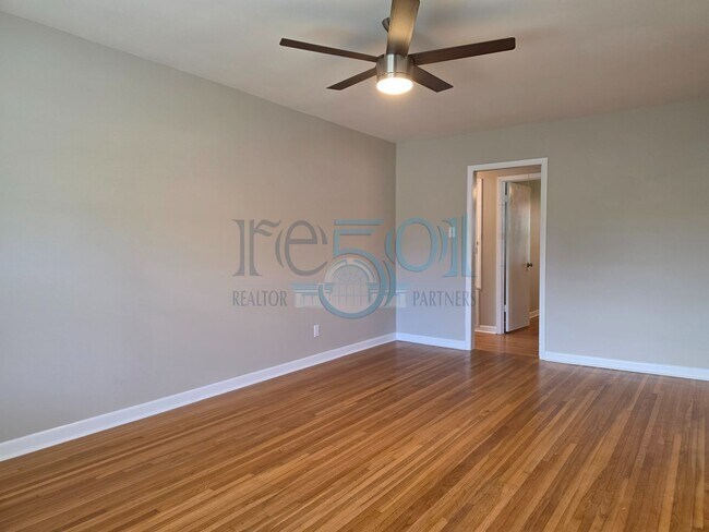 Building Photo - 6601 Blue Bird Dr
