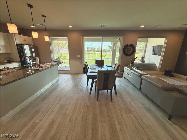 Building Photo - 4760 SE Clifftop Dr