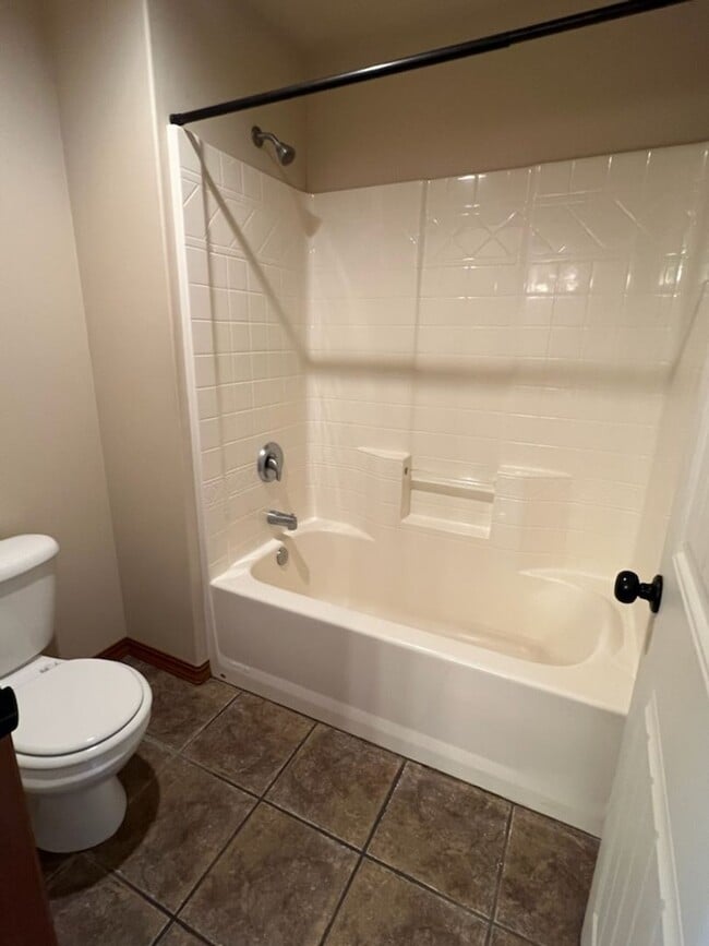 Building Photo - 3 bed/2.5 bath townhome! Double garage, a/...
