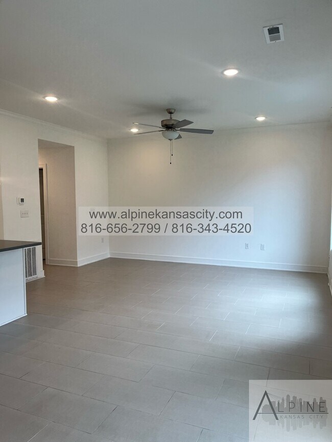 Building Photo - Beautiful Parkville Town Home Coming Soon!