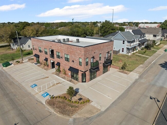 Building Photo - 201 E 5th St