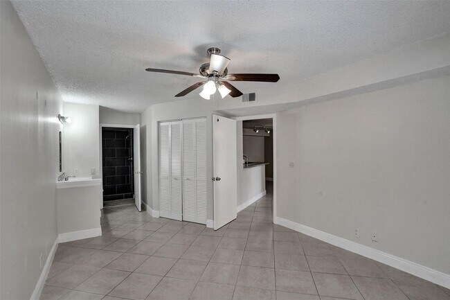 Building Photo - 9999 Summerbreeze Dr