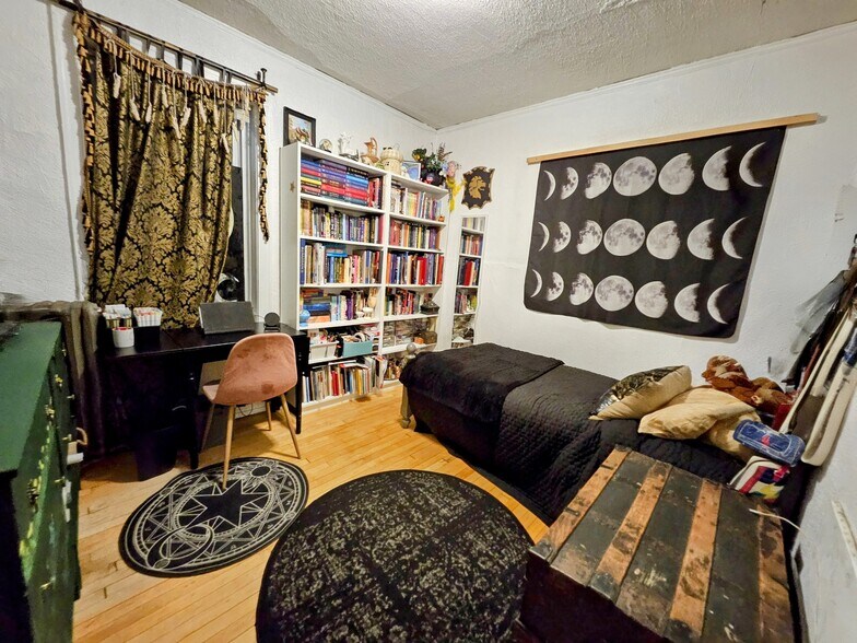 Building Photo - 2622 N Stowell Ave