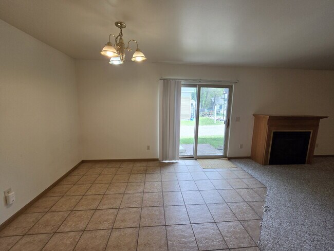 Building Photo - 2 bed 1 bath right off Water Street Available June 1st