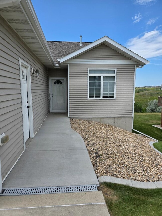 Building Photo - 1628 Valley Dr