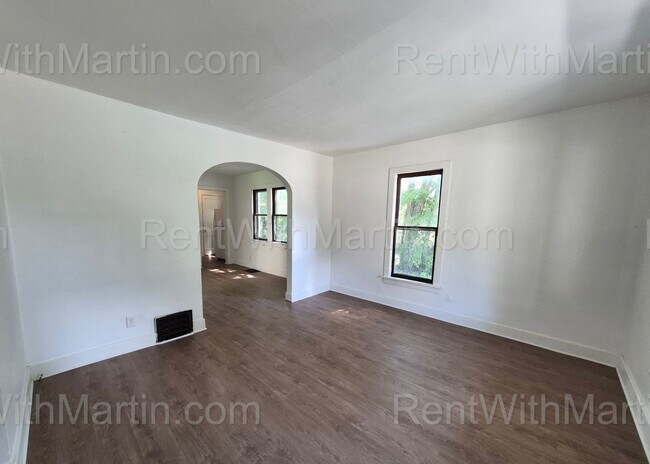 Building Photo - 824 Logan Ave
