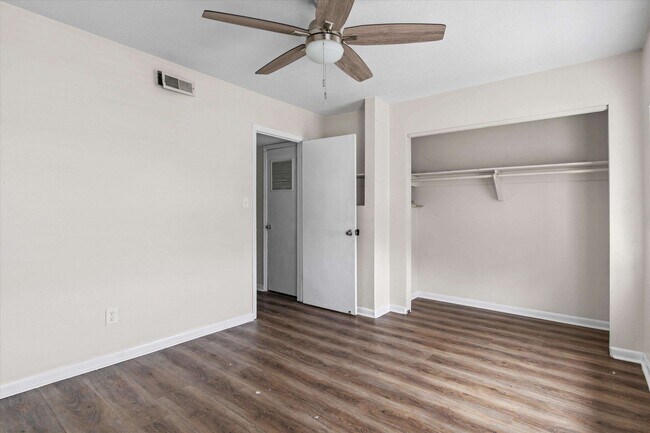 Building Photo - 2325 W Pensacola St
