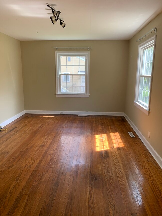 Building Photo - 2810 Stratford Dr