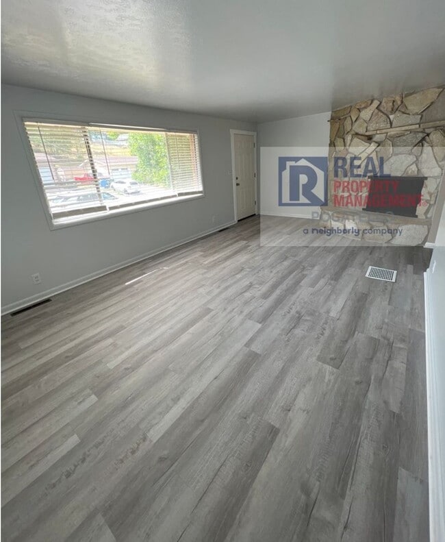 Building Photo - 4 Bedroom 2 Bath Home - Pet Friendly