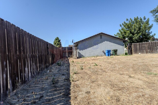 Building Photo - 302 Lovell Way