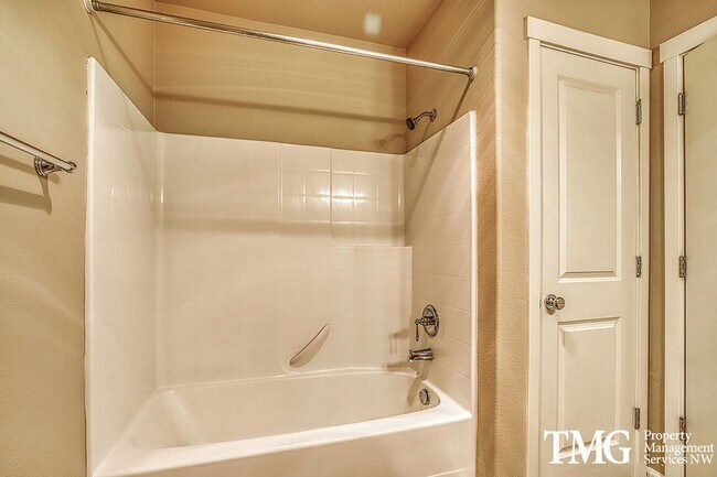 Building Photo - Beautiful 1br Condo in Sherwood. End unit ...