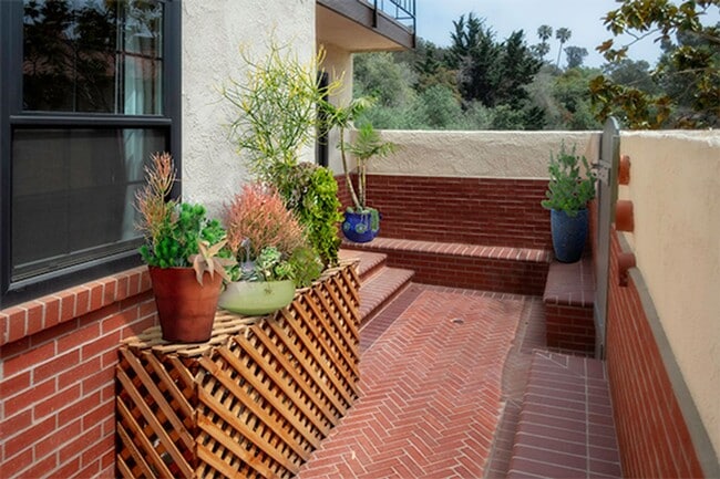 Building Photo - Spacious & Bright 3 Bedroom End Unit Condo in Prime Location