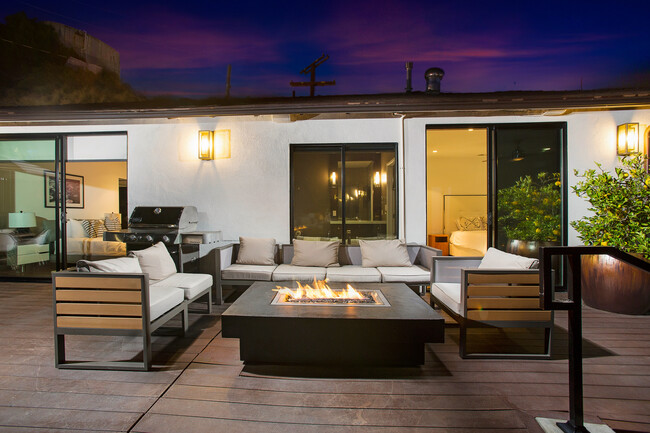 Building Photo - 1733 Sunset Plaza Dr