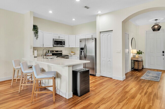 Building Photo - 6086 Seminole Gardens Cir