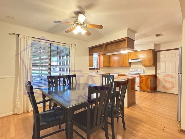 Building Photo - Beautiful Home with Large Backyard