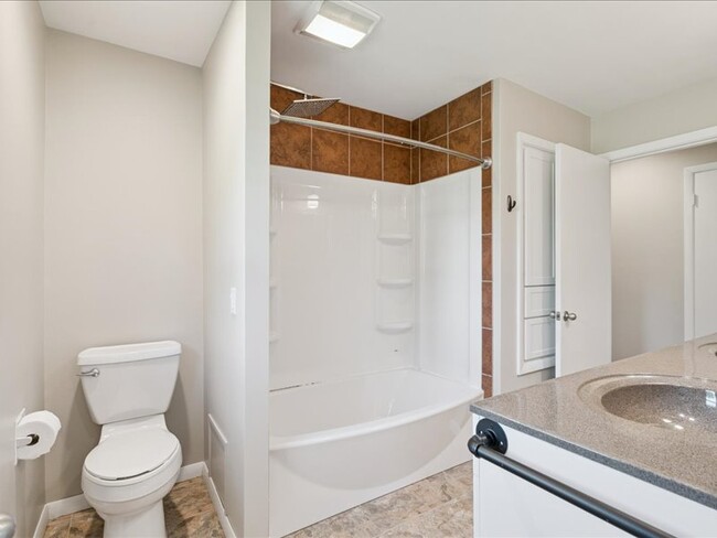 Building Photo - 1429 Columbus Dr