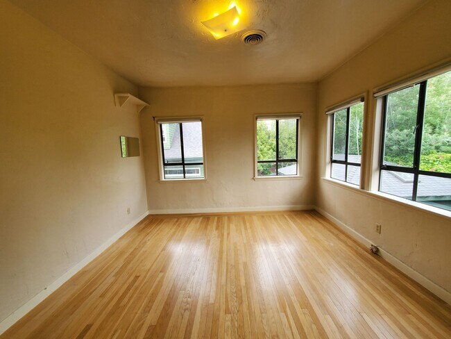 Building Photo - Top Floor Rockridge Two Bedroom Condo with...