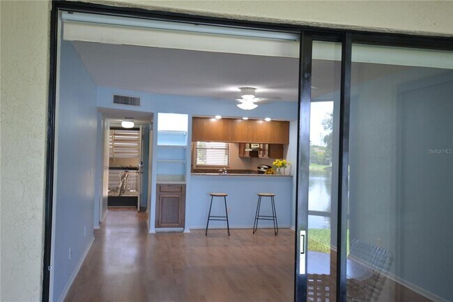 Building Photo - 209 Woodlake Wynde