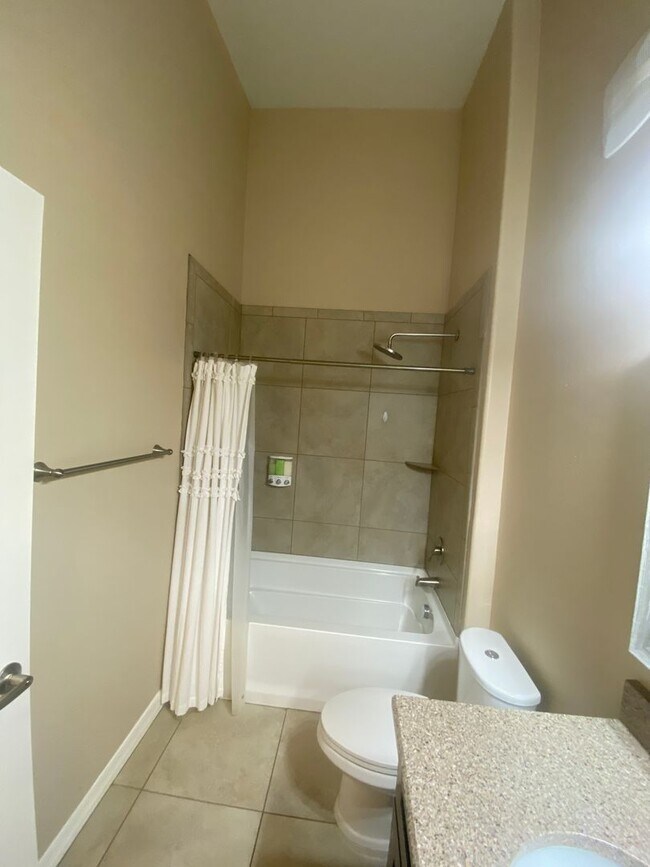 Building Photo - Spacious and Updated 3 Bed/2 Bath Condo w/Garage - Mesa