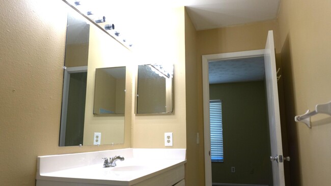 Building Photo - 1450 SE Rivergreen Cir