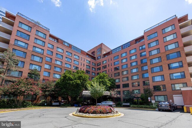 Building Photo - 1021 Arlington Blvd