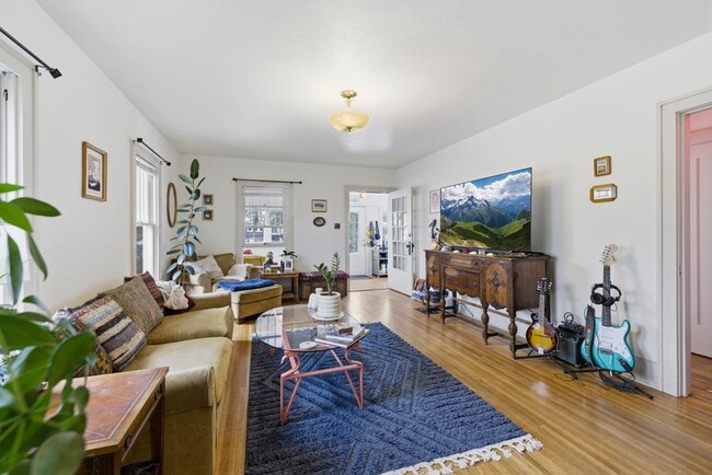 Building Photo - Charming 2 Bed 1 Bath House in Old Town!