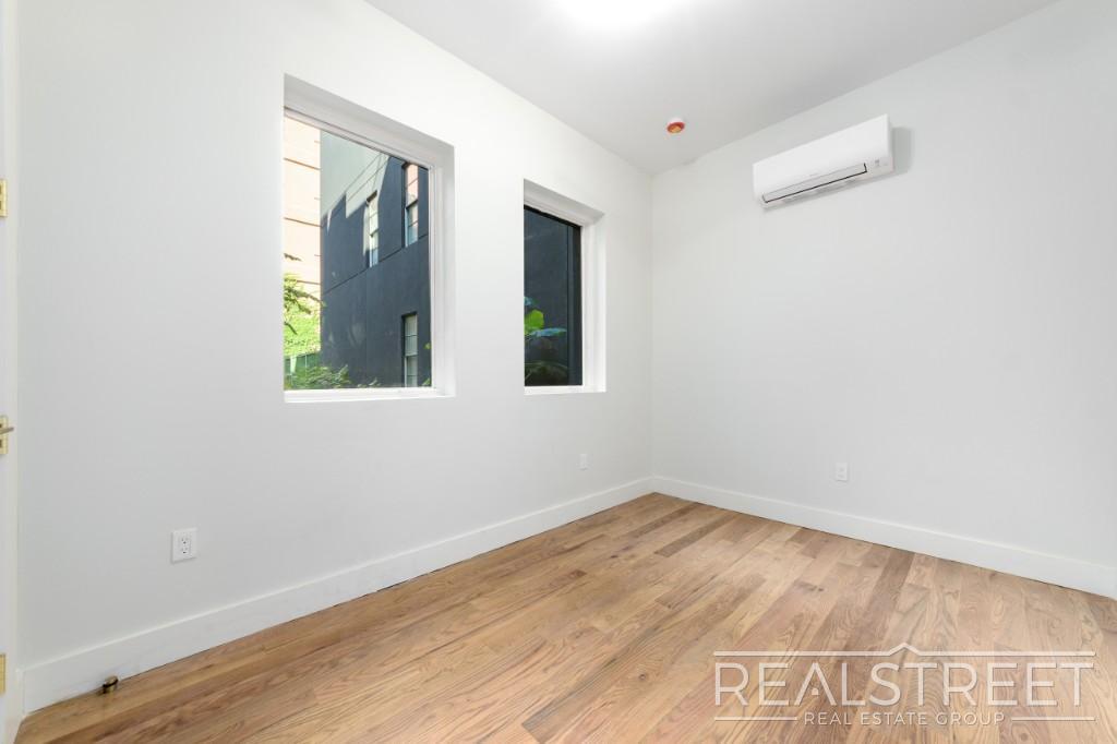 Building Photo - Spacious 5-Bedroom, 2-Bath Duplex in Prime...