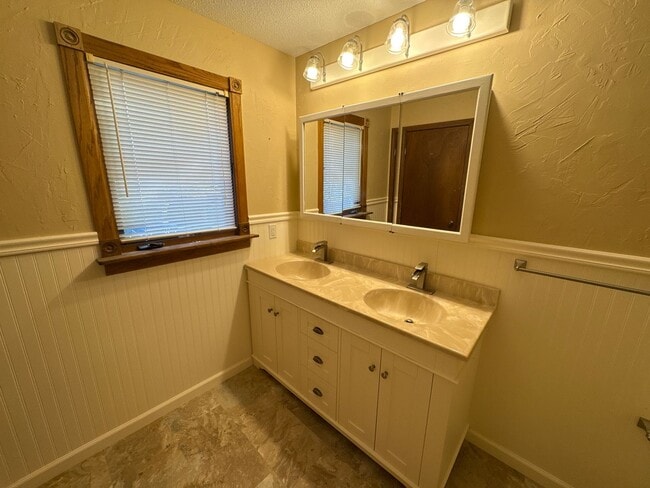 Building Photo - 4 Bedroom 3 Baths Southeast!  $2650