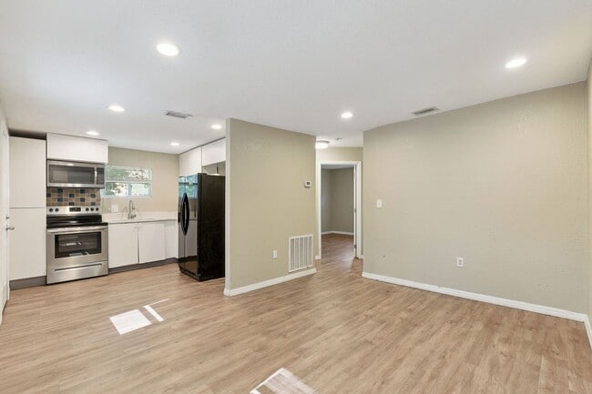 Building Photo - 5000 Huppel Ave