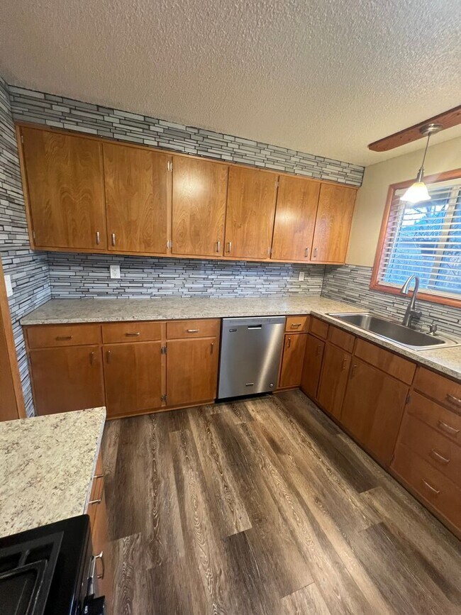 Building Photo - A great connection make all the difference!