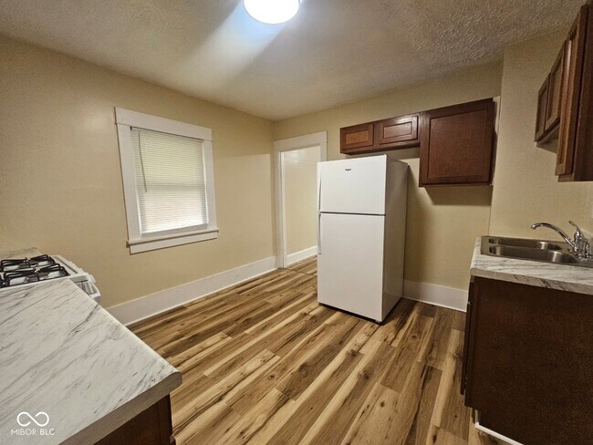 Building Photo - 1310 E 5th St