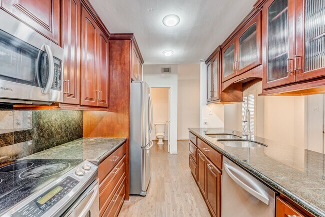 Building Photo - 708 Fowler St