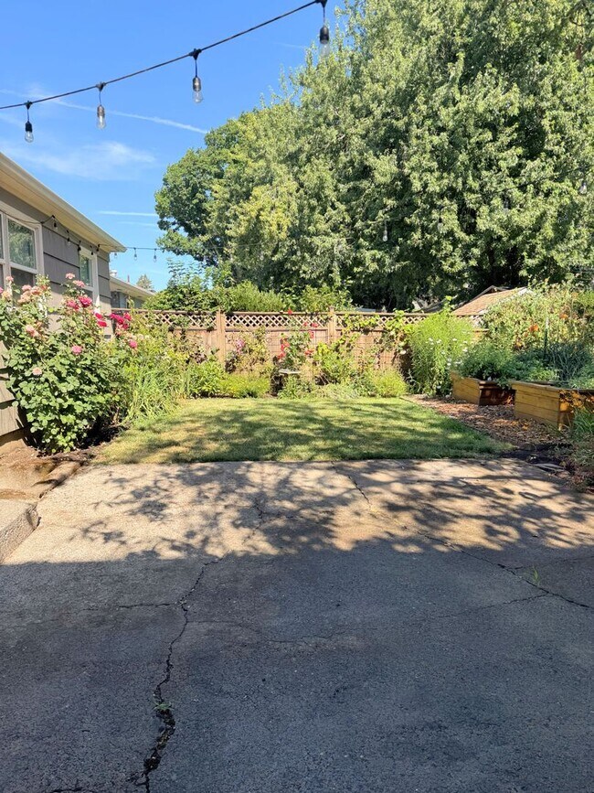 Building Photo - Gardener's Delight 4 Bed, 2.5 Bath House w...