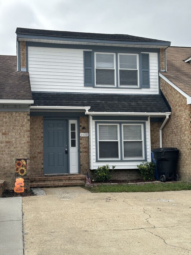 Building Photo - 2 Bedroom Town home in the heart of Virginia Beach