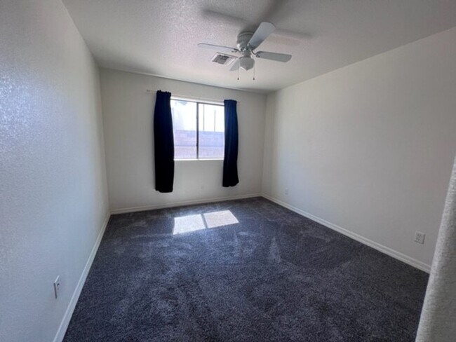 Building Photo - 3 Bedroom 2 bath Home Boat Deep Garage and RV parking Near Safeway