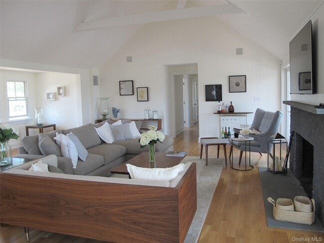 Building Photo - 40 Tuthill Point Rd