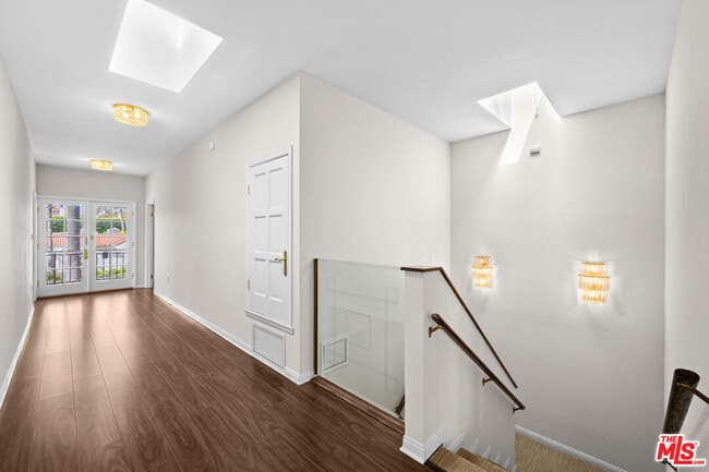 Building Photo - 224 S Palm Dr