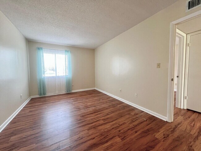 Building Photo - Charming 2-Bedroom Apartment Home in The Fairways – Silver Springs Shores