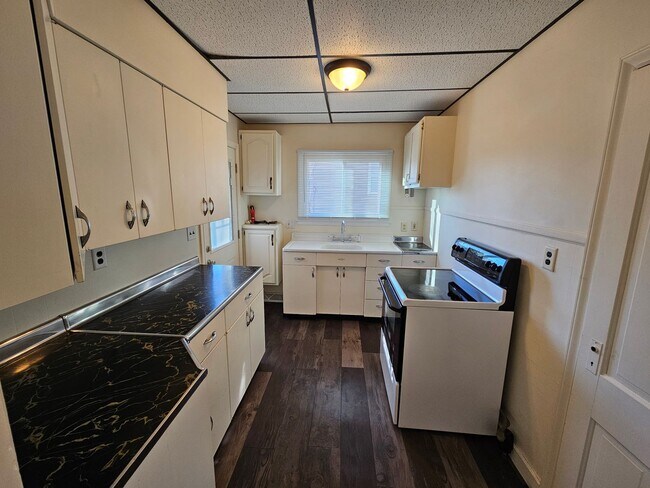 Building Photo - 3 bed, 1 bath, Mishawaka. Fenced Yard. Gar...