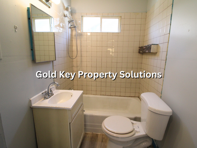 Building Photo - Spacious 2 BR 1 BA House with Central Air ...