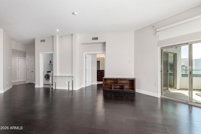 Building Photo - 945 E Playa Del Norte Dr