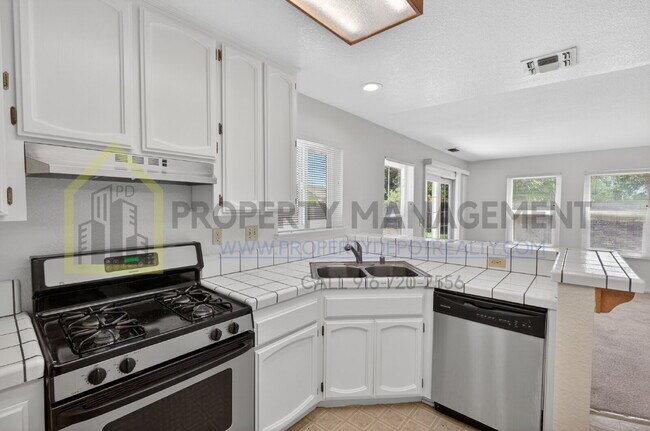 Building Photo - Spacious 3-Bedroom Retreat with 2.5 Baths in Prime Elk Grove Location