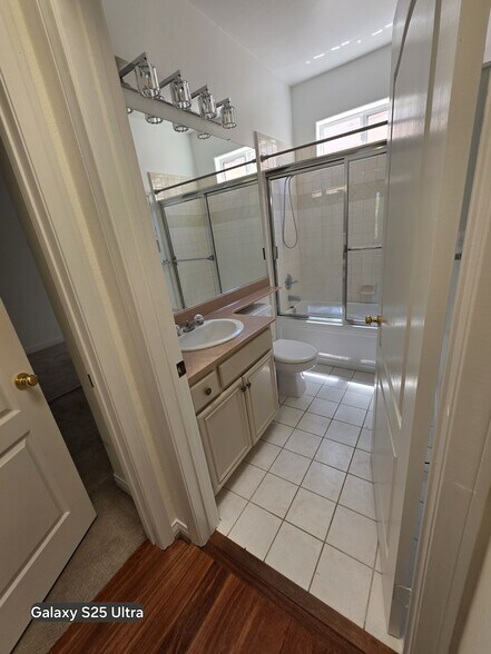 Building Photo - 5242 Vesper Ave