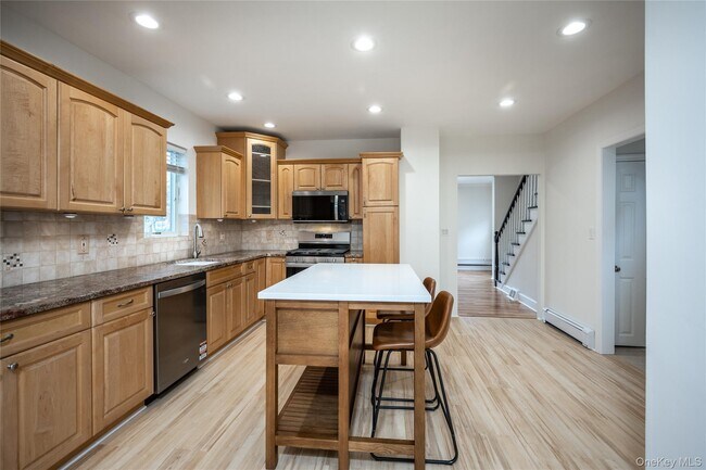 Building Photo - 14 Deane Pl