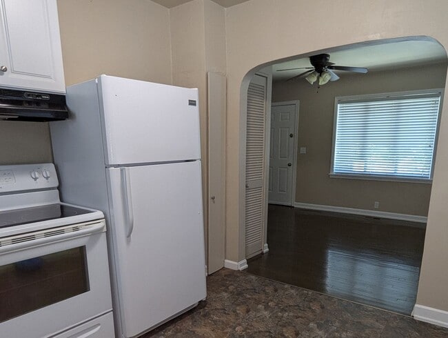 Building Photo - Well-maintained, Updated 2-bedroom home on...